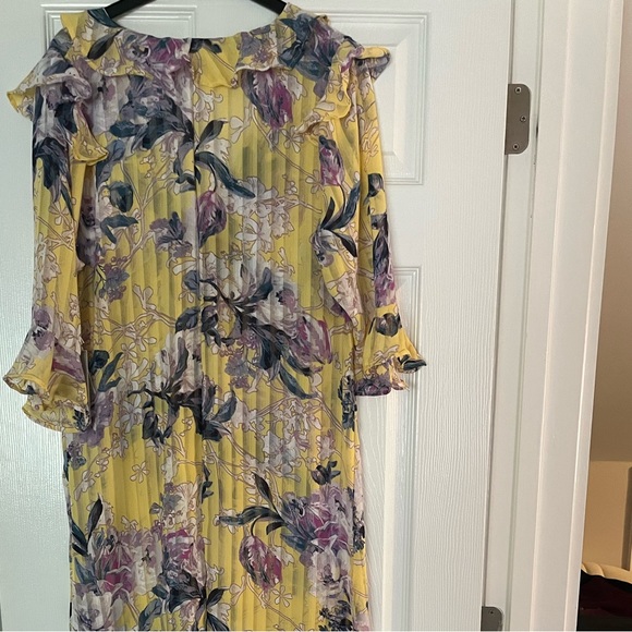 Yellow floral dress ties in the front - Picture 2 of 3